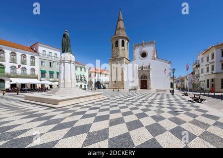 St. Johannes der Täufer Kirche, Gualdim Pais Statue auf Platz der Republik, Tomar, Santarem Bezirk, Portugal Stockfoto