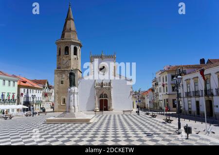 St. Johannes der Täufer Kirche, Gualdim Pais Statue auf Platz der Republik, Tomar, Santarem Bezirk, Portugal Stockfoto