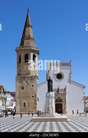 St. Johannes der Täufer Kirche, Gualdim Pais Statue auf Platz der Republik, Tomar, Santarem Bezirk, Portugal Stockfoto