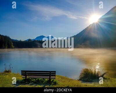 Einsame Bank am Hintersee, hinten hoher Goell, Nationalpark Berchtesgaden, Ramsau, Oberbayern, Bayern, Deutschland Stockfoto