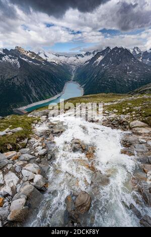 Blick vom Berliner Höhenweg auf Wildbach und Schlegeisstausee, Schlegeisstausee, Zillertaler Alpen, Schlegeiskeesgletscher, Zillertal, Tirol Stockfoto