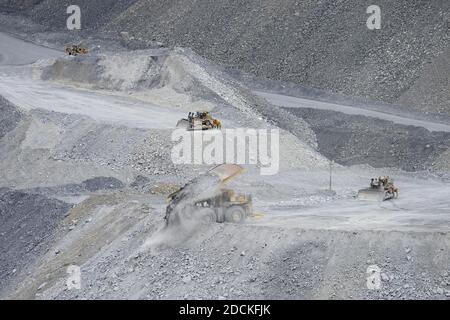 Clearing dumpAntamina, Tagebaumine für Kupfer, Zink, Molybdän, Ruta 111, in der Nähe von Huaraz, Regio Ancash, per (Abraeumhalde), Antamina, Tagebaumine Stockfoto