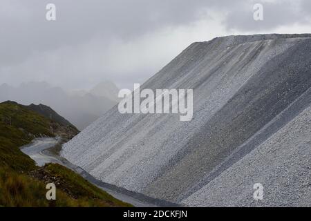 Clearing dumpAntamina, Tagebaumine für Kupfer, Zink, Molybdän, Ruta 111, in der Nähe von Huaraz, Regio Ancash, per (Abraeumhalde), Antamina, Tagebaumine Stockfoto