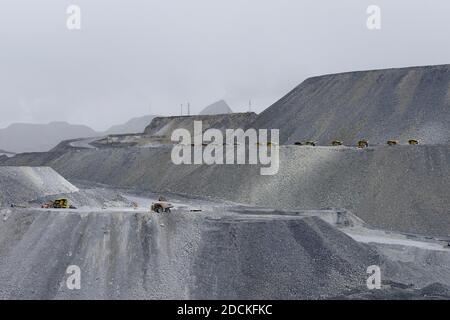 Clearing dumpAntamina, Tagebaumine für Kupfer, Zink, Molybdän, Ruta 111, in der Nähe von Huaraz, Regio Ancash, per (Abraeumhalde), Antamina, Tagebaumine Stockfoto