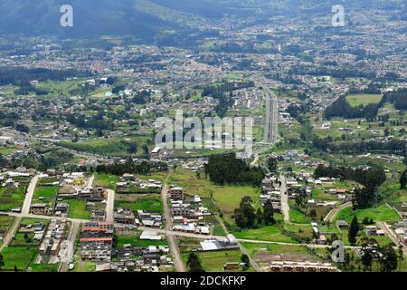 Blick von Süden auf die Vororte der Hauptstadt, Quito, Provinz Pichincha, Ecuador Stockfoto