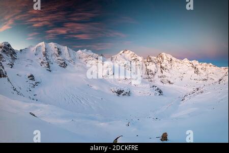 Winterpanorama auf der Diavolezza in Morgenstimmung, Blick auf die Bernina Gruppe, Piz Palue, Bellavista, Piz Bernina, Persgletscher Stockfoto