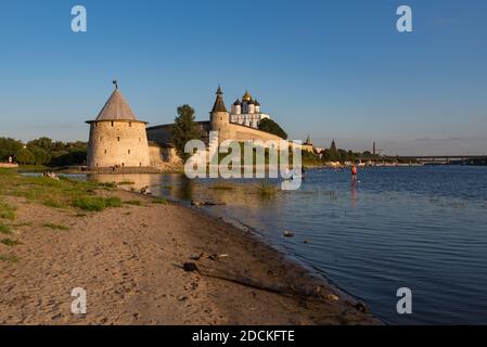 SUP-Surfer auf dem Velikaya-Fluss. Türme und Mauer des Pskov Kreml im Hintergrund. Pskow, Russland. Stockfoto