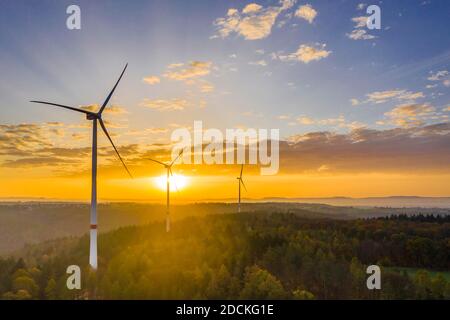 UAV-Aufnahme, Herbst im Remstal, Mischwald, Windkraftanlagen, Baden-Württemberg, Deutschland Stockfoto
