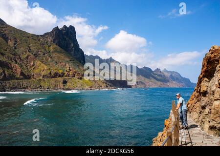 Steile Küste im Anaga-Gebirge mit Strandabschnitt Playa de Roque de las Bodegas in der Nähe der Ortschaft Taganana, Almaciga, Teneriffa, Kanarische Inseln Stockfoto