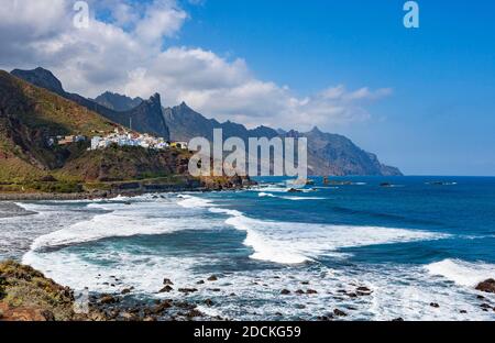 Steile Küste im Anaga-Gebirge in der Nähe des Dorfes Almaciga, Teneriffa, Kanarische Inseln, Spanien Stockfoto