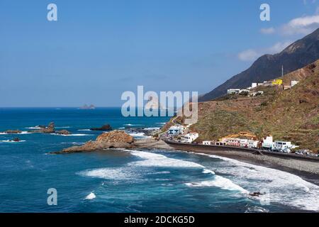 Küstenstraße mit Klippen in den Anaga Bergen mit Strandabschnitt Playa de Roque de las Bodegas in der Nähe der Gemeinde Taganana, Almaciga, Teneriffa Stockfoto