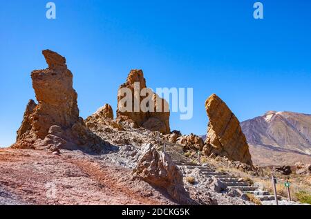 Nationalpark Canadas del Teide, Roques de Garcia und der Teide im Hintergrund, Teneriffa, Kanarische Inseln, Spanien Stockfoto