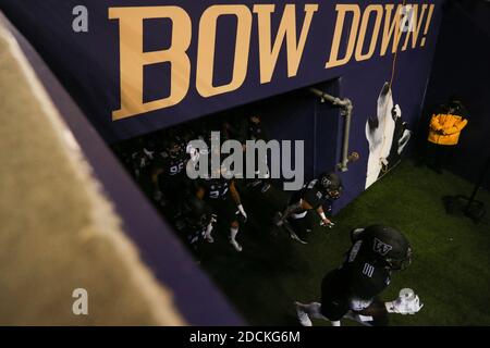 Seattle, WA, USA. November 2020. Die Washington Huskies laufen während eines Spiels zwischen den Arizona Wildcats und Washington Huskies im Husky Stadium in Seattle, WA, aus dem Tunnel. Sean BrownCSM/Alamy Live News Stockfoto