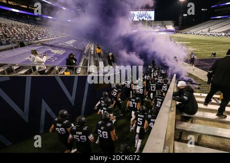 Seattle, WA, USA. November 2020. Die Washington Huskies laufen während eines Spiels zwischen den Arizona Wildcats und Washington Huskies im Husky Stadium in Seattle, WA, aus dem Tunnel. Sean BrownCSM/Alamy Live News Stockfoto