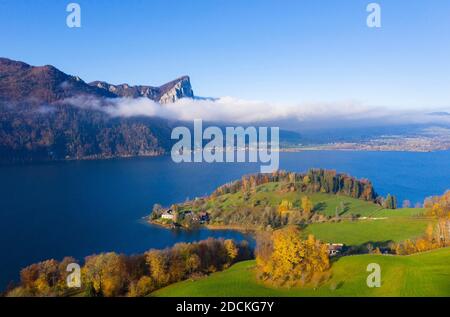 Blick vom Pichl Auhof auf Mondsee und Drachenwand, Drohnenaufnahme, Luftaufnahme, Mondseeland, Salzkammergut, Oberösterreich, Österreich Stockfoto