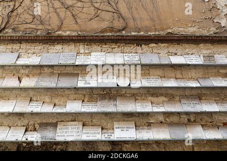 Mauer mit Gedenktafeln für die ermordeten Juden und den Holocaust, große Synagoge, Nagy Zsinagoga, Pest Bezirk, Budapest, Ungarn Stockfoto