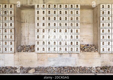 Mauer mit Gedenktafeln und abgelegten Steinen in Erinnerung an die ermordeten Juden und den Holocaust, große Synagoge, Nagy Zsinagoga, Pest Bezirk Stockfoto