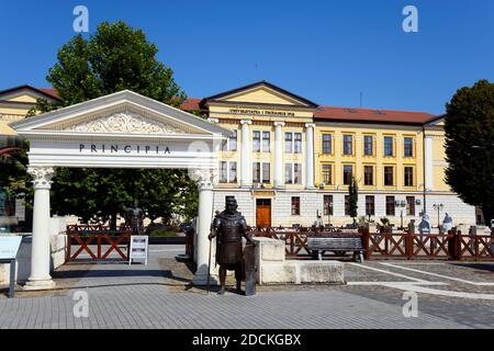 Museum Principia, im Hintergrund Schulgebäude der Universität 1. Dezember 1918, Festung Alba Carolina, Alba Iulia, Siebenbürgen, Rumänien Stockfoto