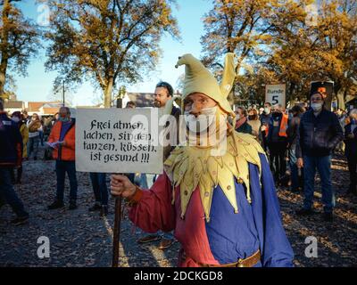 Ein Mann als Joker mit Hitlerbart gekleidet, Demonstration gegen Coronamaßnahmen der Querdenken-Buendnis am 14.11.2020 in Schrobenhausener Stockfoto