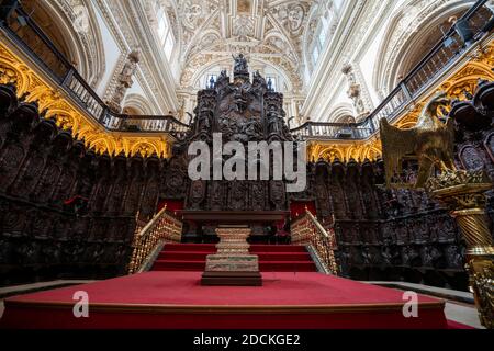 Chorraum, Chorgestühl mit Gold verziert, Mezquita-Catedral de Cordoba oder Kathedrale der Empfängnis unserer Lieben Frau, Cordoba, Provinz von Stockfoto