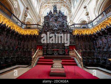 Chorraum, Chorgestühl mit Gold verziert, Mezquita-Catedral de Cordoba oder Kathedrale der Empfängnis unserer Lieben Frau, Cordoba, Provinz von Stockfoto