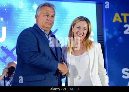 Rom, Italien. September 2019. Giorgia Meloni begrüßt den ungarischen Ministerpräsidenten Viktor Orban, der während der Atreju 2019, dem Jahrestreffen der rechten politischen Partei Fratelli d'Italia in Rom, sprach. Kredit: Vincenzo Nuzzolese/SOPA Images/ZUMA Wire/Alamy Live Nachrichten Stockfoto