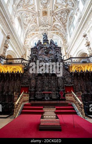 Chorraum, Chorgestühl mit Gold verziert, Mezquita-Catedral de Cordoba oder Kathedrale der Empfängnis unserer Lieben Frau, Cordoba, Provinz von Stockfoto