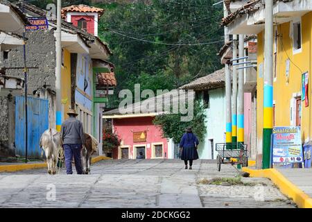 Dorfleben an der Hauptstraße, Chavin de Huantar, in der Nähe von Huaraz, Region Ancash, Peru Stockfoto