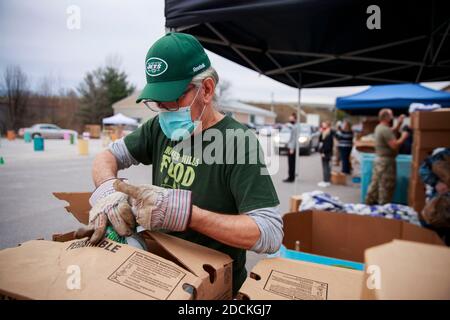 Bloomington, Usa. November 2020. Puten werden für Thanksgiving Mahlzeiten von Pantry 279 Freiwilligen bei Hoosier Hills Food Bank verteilt. Kredit: SOPA Images Limited/Alamy Live Nachrichten Stockfoto