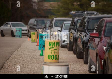 Bloomington, Usa. November 2020. Autos stehen als Pantry 279 Food Bank auf Thanksgiving Mahlzeiten verteilt bei Hoosier Hills Food Bank. Kredit: SOPA Images Limited/Alamy Live Nachrichten Stockfoto