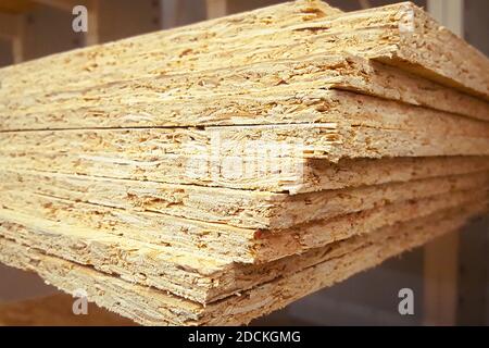 Ein Stapel von OSB-Blättern, die aufeinander gestapelt sind. Holz wird im Supermarkt im Lager verkauft Stockfoto