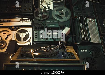 Retro alte Design-Tonbandgeräte und Audio alte Musik-Player udssr. Vintage Stil Foto Hintergrund. Stockfoto