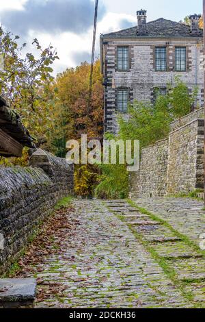 Das malerische Dorf Dilofo während der Herbstsaison mit seinen architektonischen traditionellen alten Steingebäuden auf Tymfi Berg, Zagori, Epirus, G Stockfoto