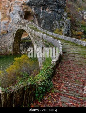 Kokoris alte Bogensteinbrücke (Noutsos) während der Herbstsaison am Fluss Voidomatis in Zagori, Epirus Griechenland. Stockfoto