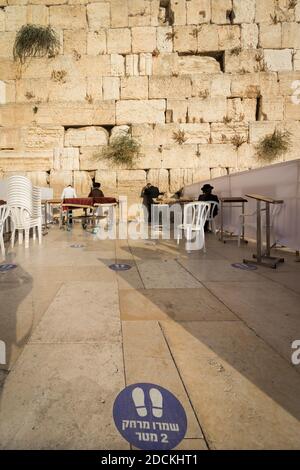 jerusalem-israel. 30-10-2020. Ein blauer Kreis auf dem Boden der Westmauer, auf dem in Hebräisch geschrieben ist, halten Sie einen Abstand von zwei Metern, um zu verhindern Stockfoto