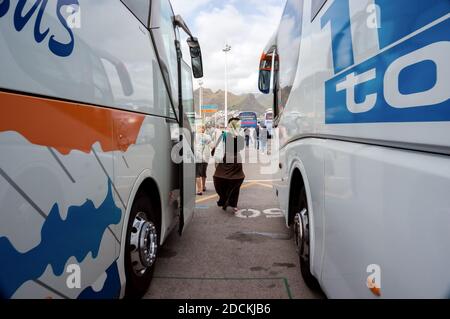 Zwei große Touristenbusse brachten Touristen auf eine Tour und sind geparkt. Teneriffa, Spanien. Stockfoto