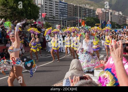 Bunte Künstler tanzen während des Karnevals vor dem Publikum. Teneriffa, Spanien. Stockfoto