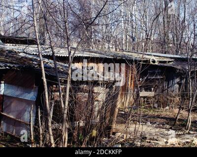 Die alten Frühlingsschuppen im Dorf, Russland Stockfoto