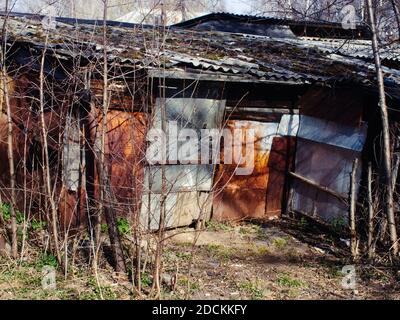 Die alten Frühlingsschuppen im Dorf, Russland Stockfoto