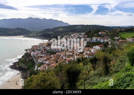 Ein schönes kleines Dorf an der Küste von Asturien eingebettet Auf einem Hügel Stockfoto