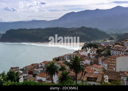 Ein schönes kleines Dorf an der Küste von Asturien eingebettet Auf einem Hügel Stockfoto