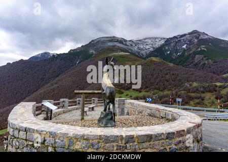 Blick auf das Gämsendenkmal auf der Spitze des Passo San Glorio in den Picos de Europa Stockfoto