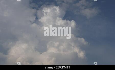 Wolken am blauen Himmel Stockfoto