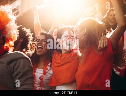 Englische Fußballfans beobachten das Spiel vom Stadion aus und feiern, nachdem ihr Team ein Tor erzielt hat. Zuschauer im Stadion jubeln, wenn ihre nati Stockfoto