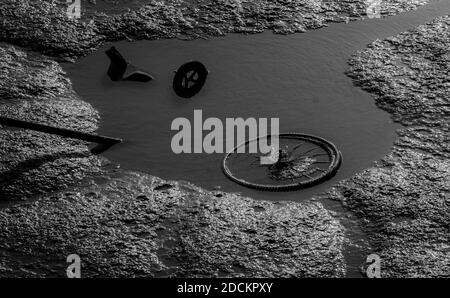 Altes Fahrrad Rad im Fluss abgeladen Stockfoto