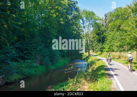 Bily Kostel nad Nisou (Weißkirchen an der Neiße) : Fluss Luzicka Nisa (Lausitzer Neiße, Lausitzer Neiße), Radfahrer in , Liberecky, Region Liberec, Re Stockfoto