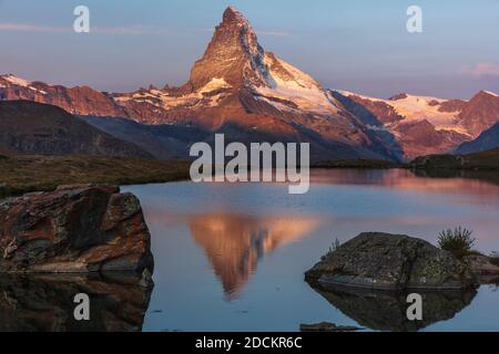Schweizer Alpen Matterhorn Sonnenaufgangssinnung im See Stellisee ein klarer blauer Himmel Herbsttag in der Nähe von Zermatt, Wallis, Schweiz Stockfoto
