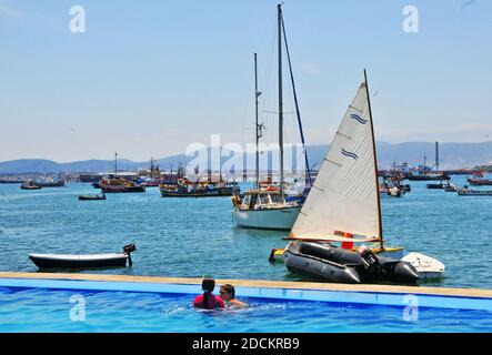 Paar in einem Schwimmbad, Quintero, Region Valparaiso, Chile Stockfoto