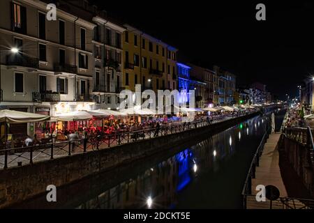 Mailand, Italien, 15.08.2020: Farbenfrohe, atemberaubende, malerische Aussicht auf Naviglio Grande, Naviglio Grand Kanal voll mit Restaurants, Bars und Menschen in Mailand. L Stockfoto