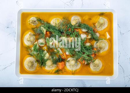 Vorspeisen der türkischen Küche; Artischocke mit Olivenöl aus der türkischen Küche, frische Artischocke mit Erbsen und Karottenkartoffeln. Stockfoto